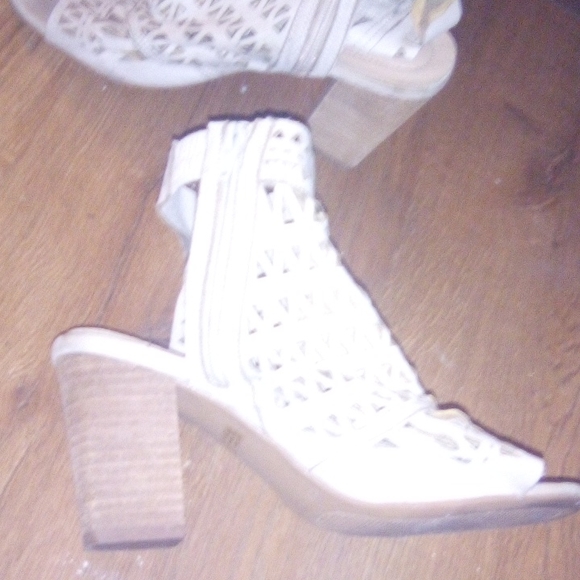 Beige colored Comfort est 1946 Ankle healed flats - Picture 4 of 6